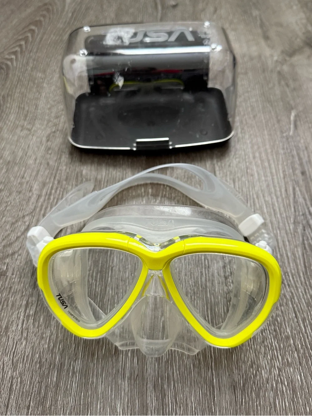 TUSA Intega Scuba Diving Mask (Model M-2004) in the color FY (Flash Yell